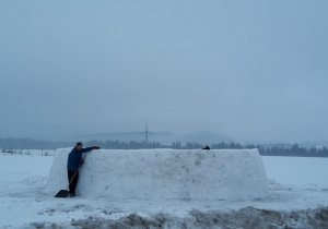 Stavba hradu ze sněhu